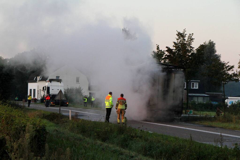 Oplegger volledig uitgebrand