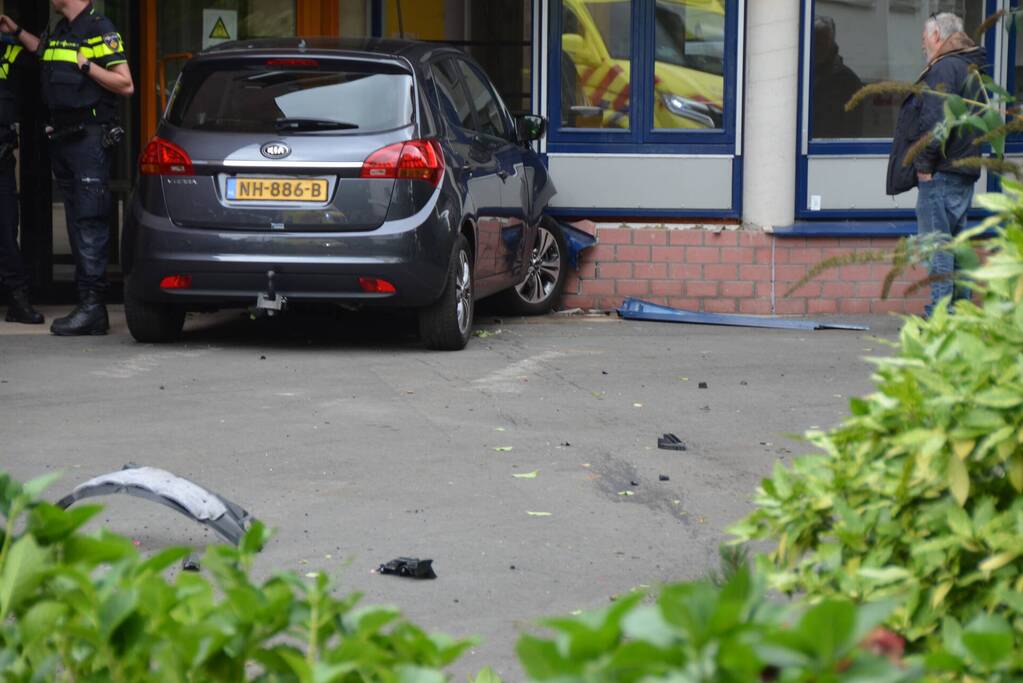Vrouw botst met auto op gevel van wooncomplex