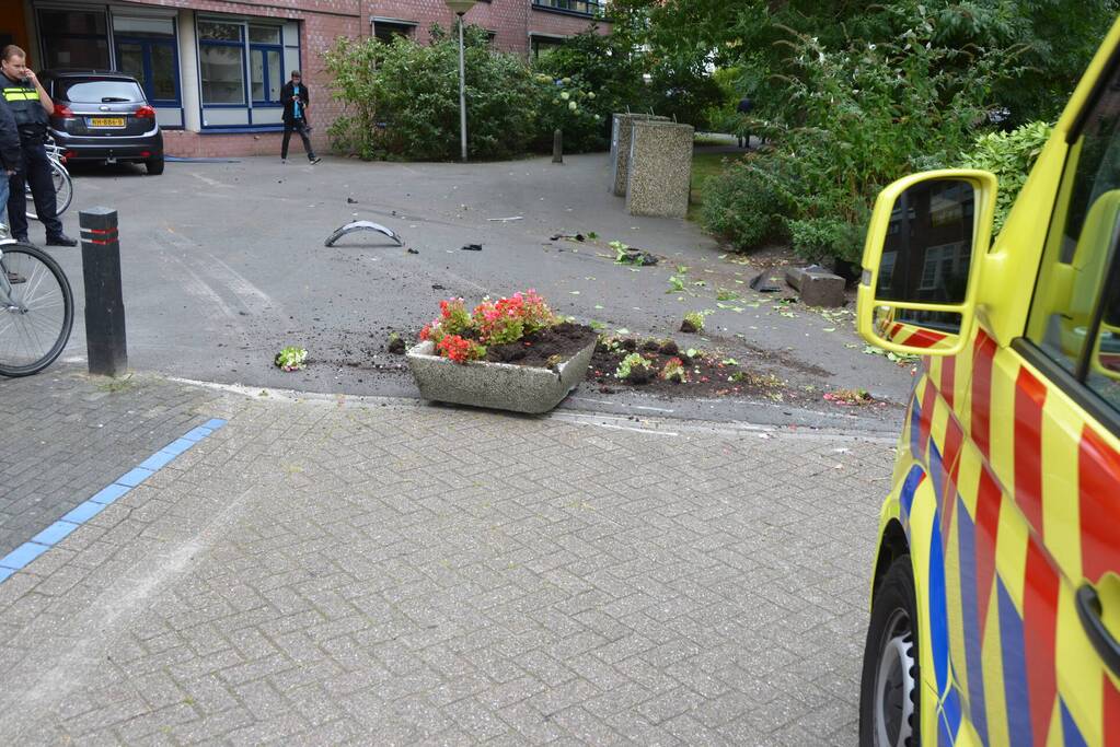Vrouw botst met auto op gevel van wooncomplex