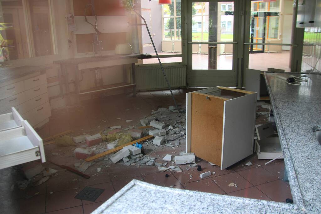 Vrouw botst met auto op gevel van wooncomplex