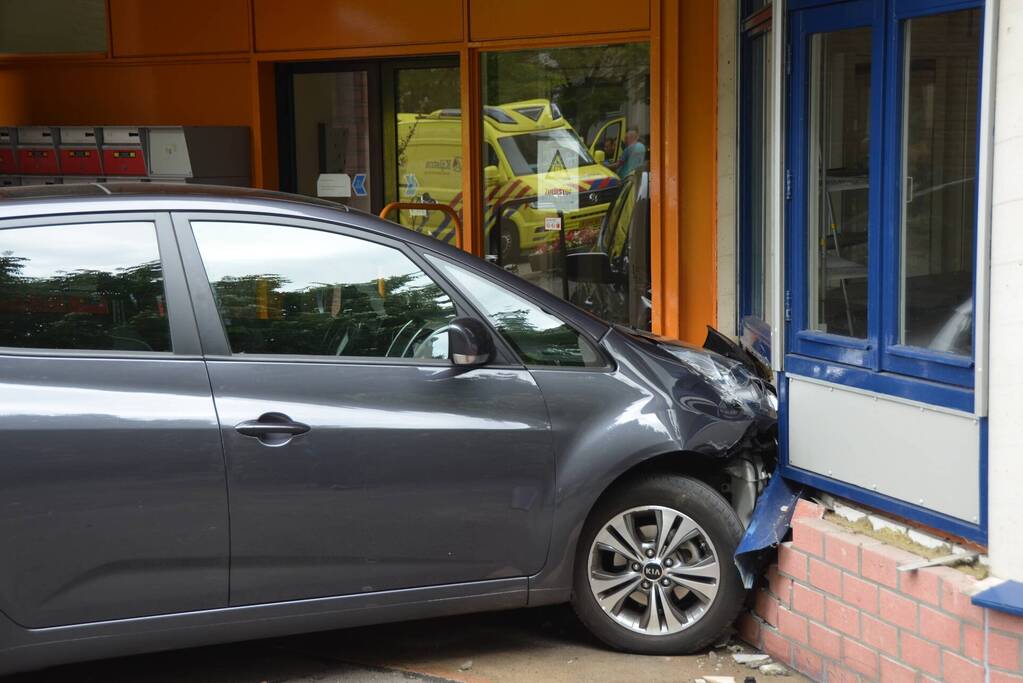 Vrouw botst met auto op gevel van wooncomplex