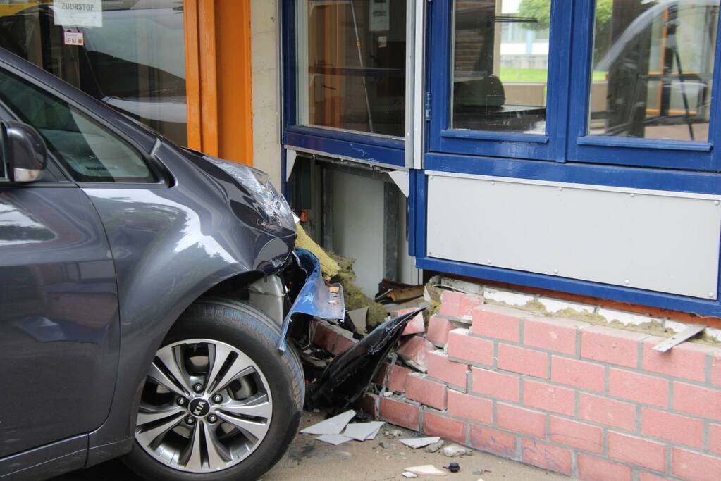 Vrouw botst met auto op gevel van wooncomplex
