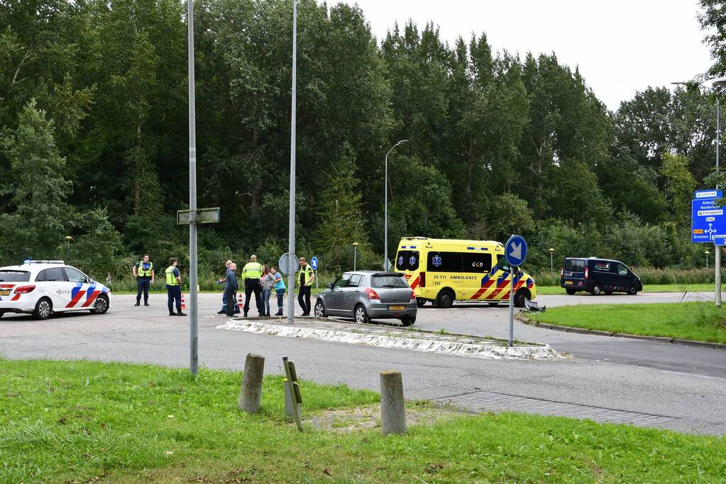 Bestelbus hondenuitlaatservice in botsing met auto