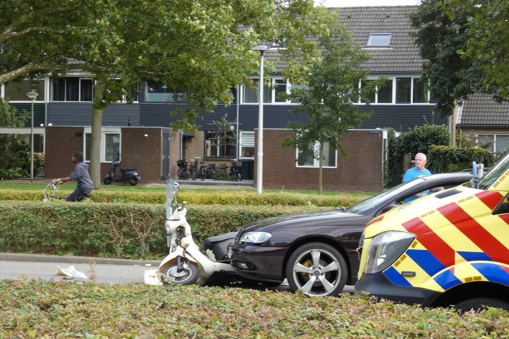 Kind gewond bij ongeval met auto en scooter