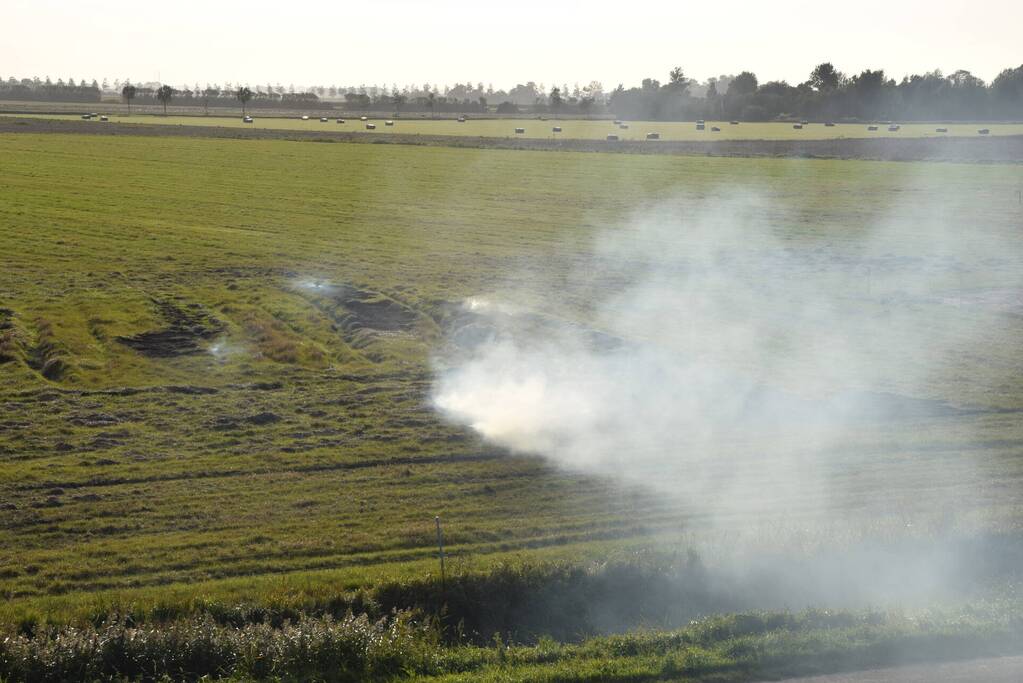 Brandend gras bestreden door brandweer