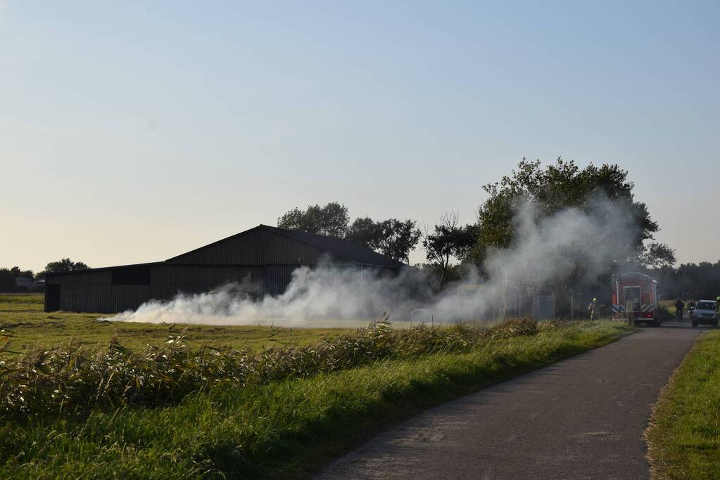 Brandend gras bestreden door brandweer