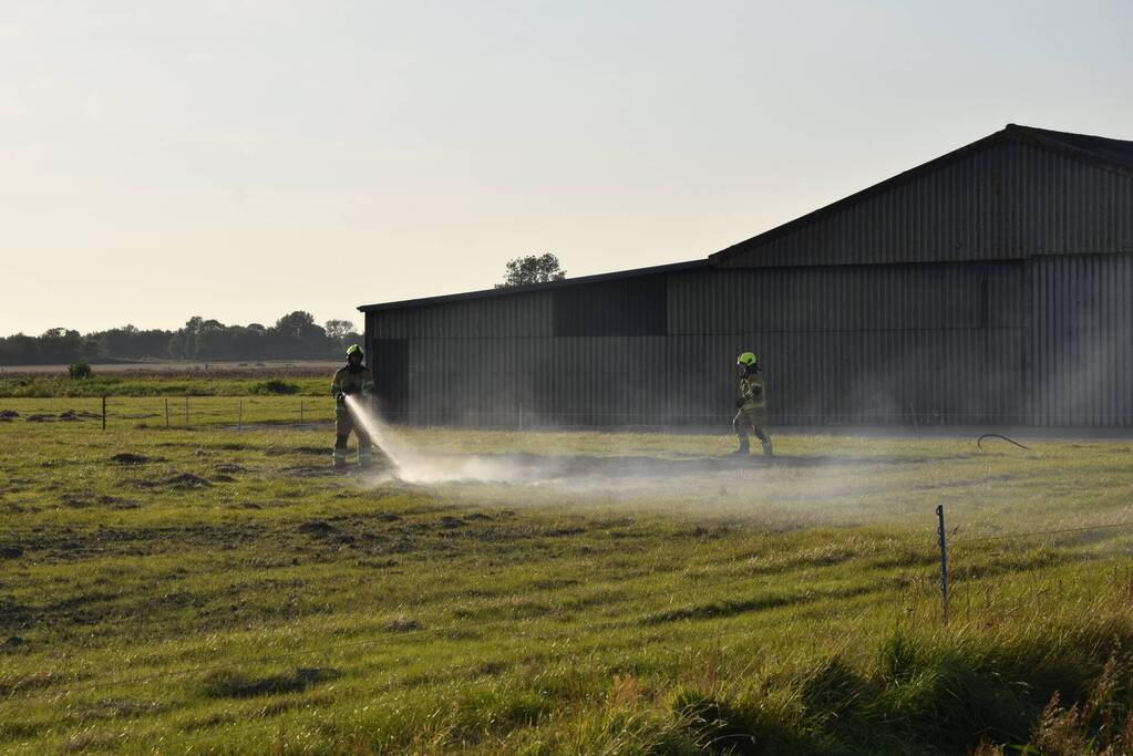 Brandend gras bestreden door brandweer