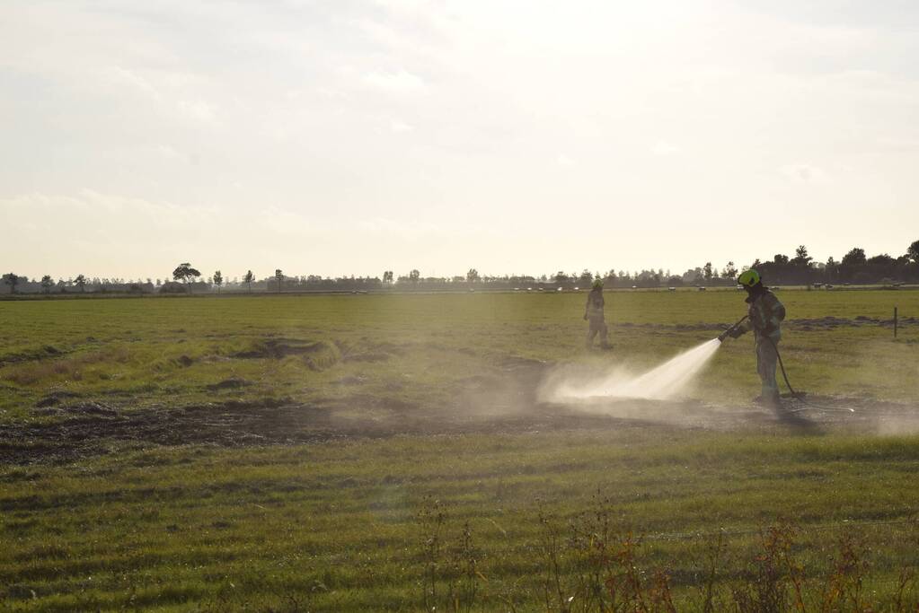 Brandend gras bestreden door brandweer