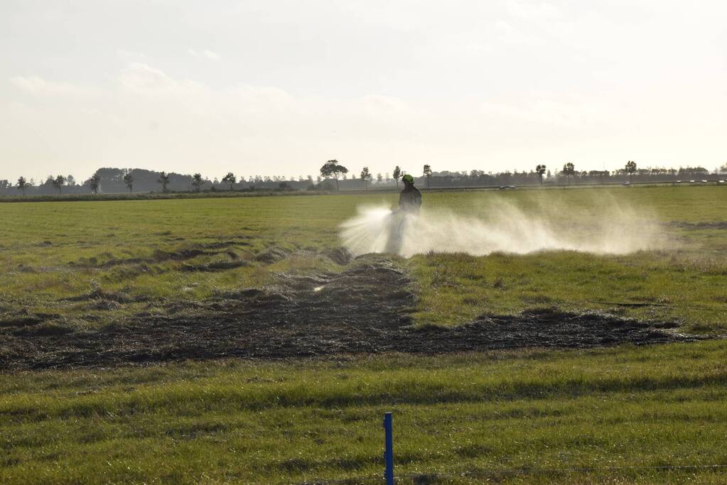 Brandend gras bestreden door brandweer