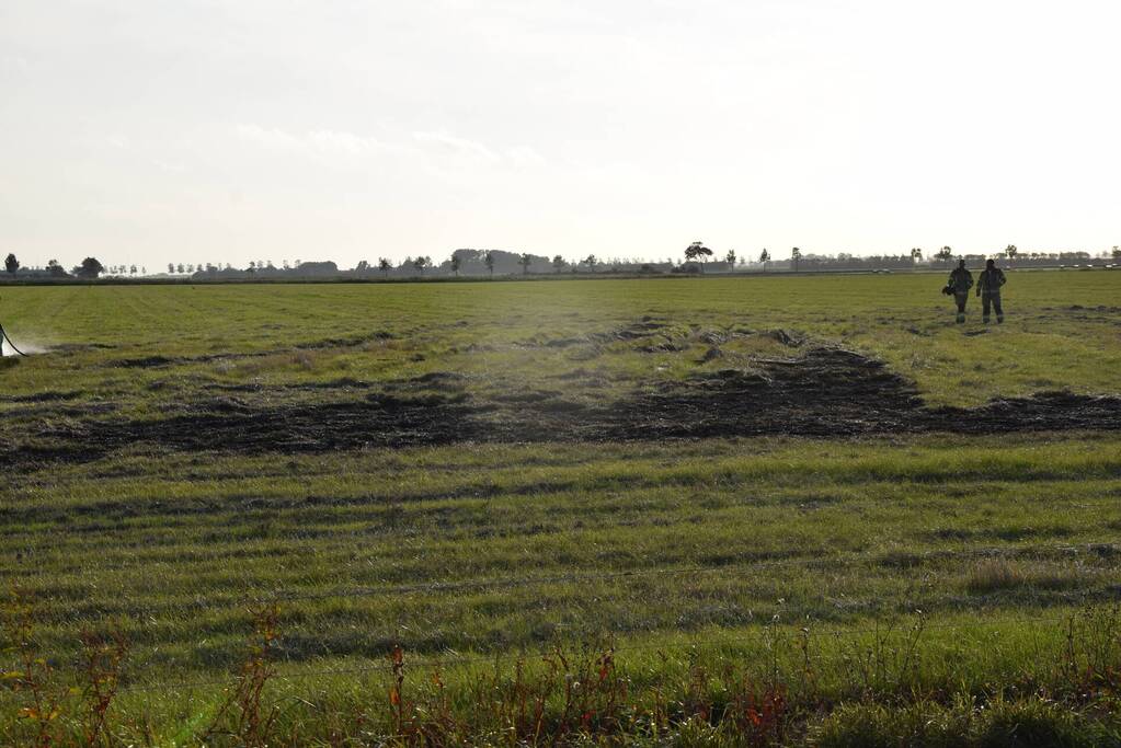 Brandend gras bestreden door brandweer