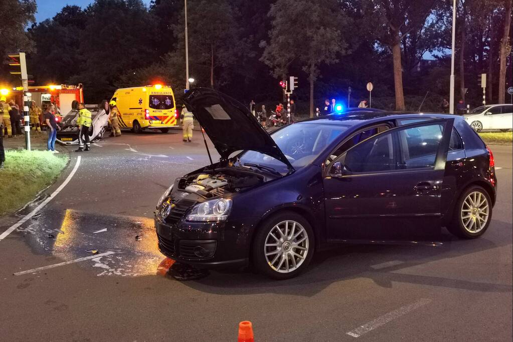 Auto belandt op de kop na botsing