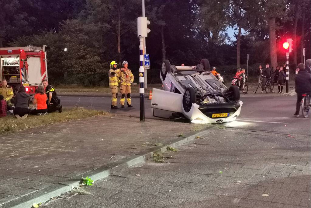 Auto belandt op de kop na botsing