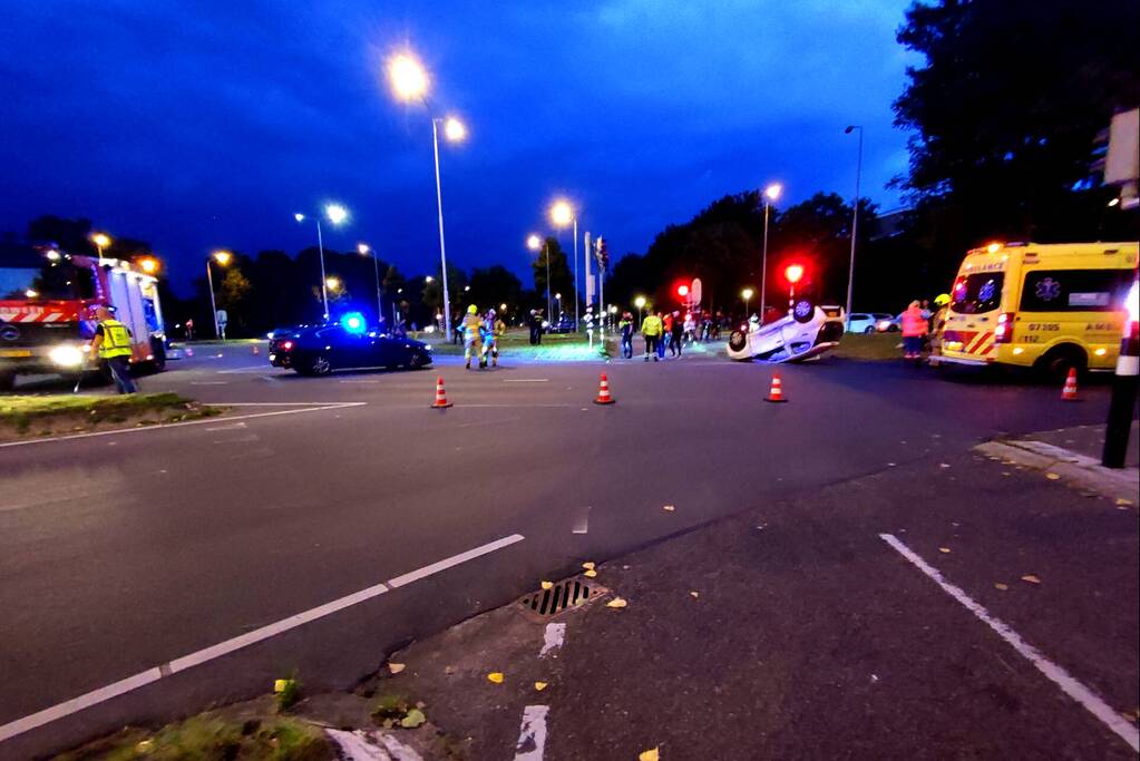 Auto belandt op de kop na botsing