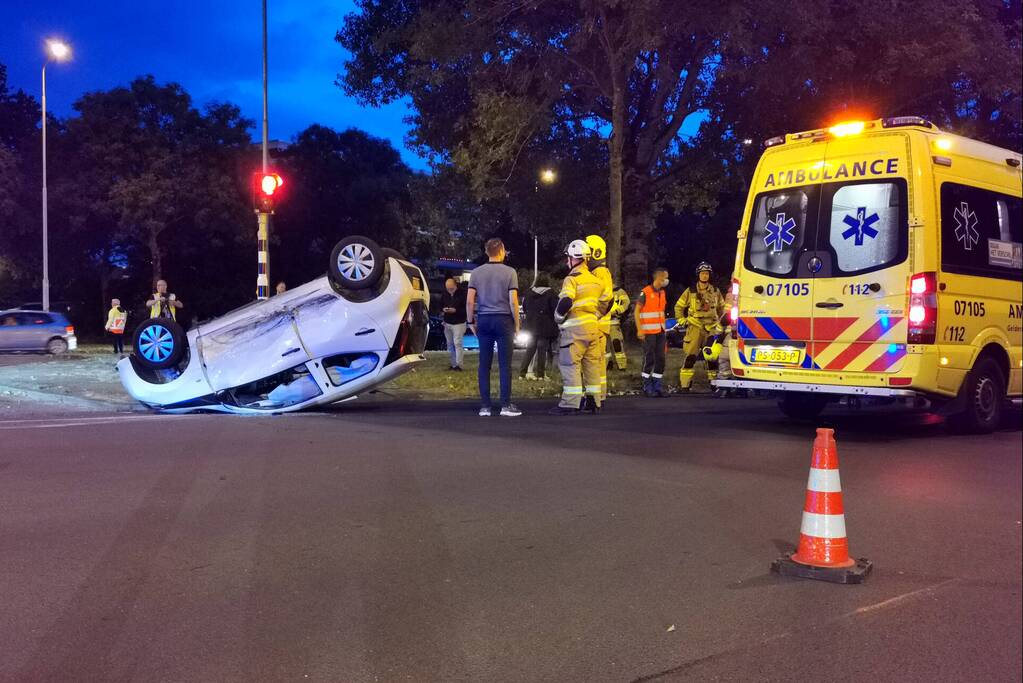 Auto belandt op de kop na botsing