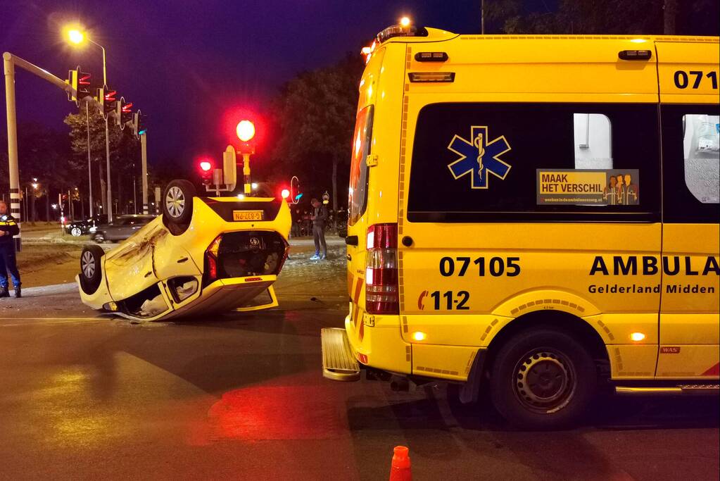 Auto belandt op de kop na botsing