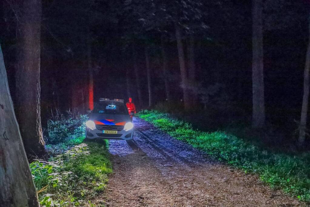 Hulpdiensten onderzoeken vreemde lucht in bosgebied