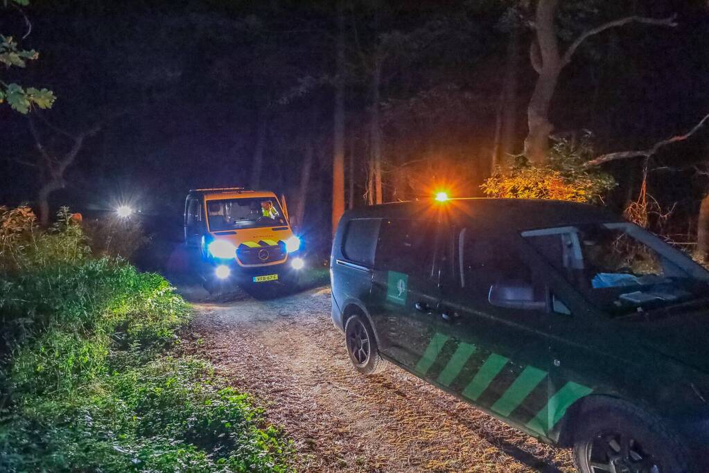 Hulpdiensten onderzoeken vreemde lucht in bosgebied