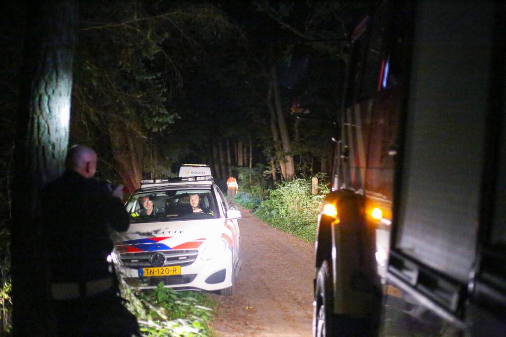 Hulpdiensten onderzoeken vreemde lucht in bosgebied