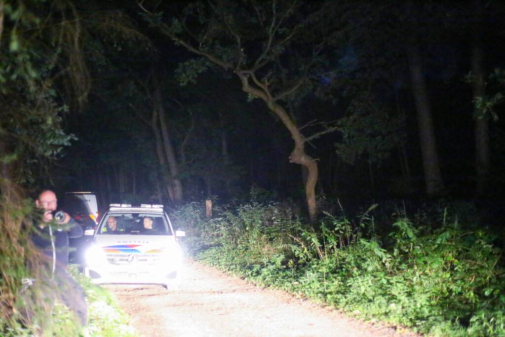 Hulpdiensten onderzoeken vreemde lucht in bosgebied