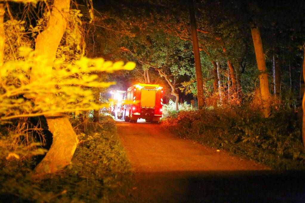 Hulpdiensten onderzoeken vreemde lucht in bosgebied