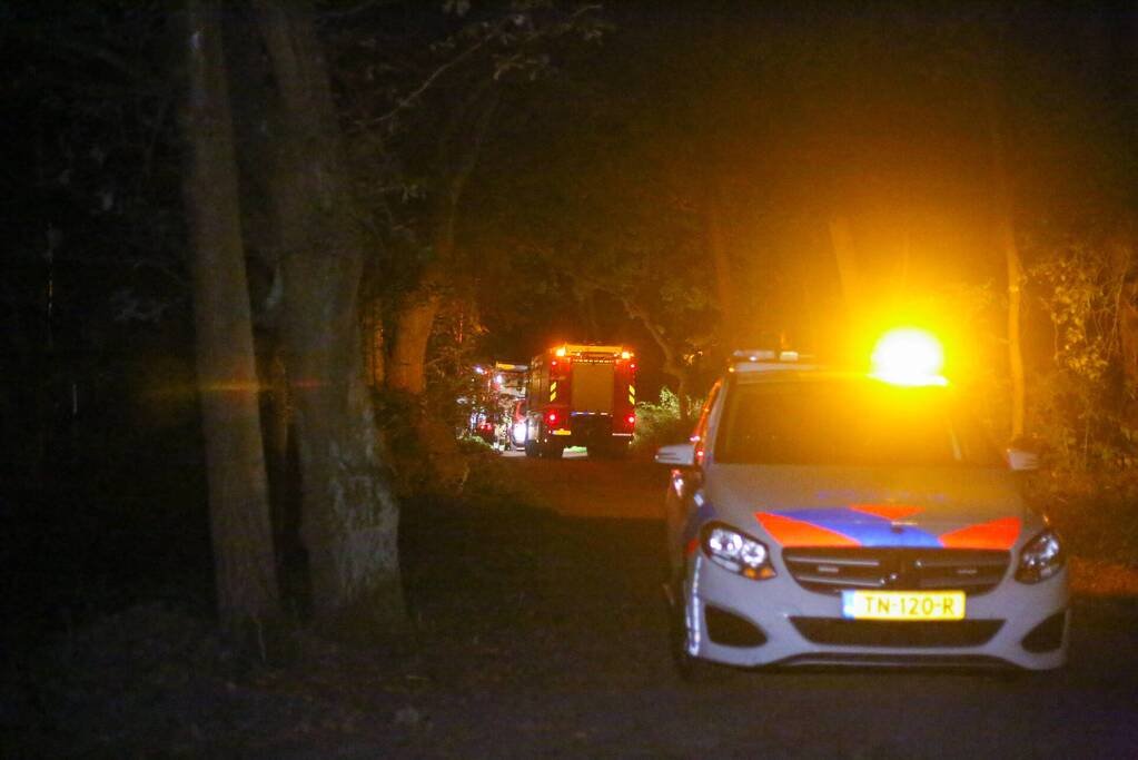 Hulpdiensten onderzoeken vreemde lucht in bosgebied