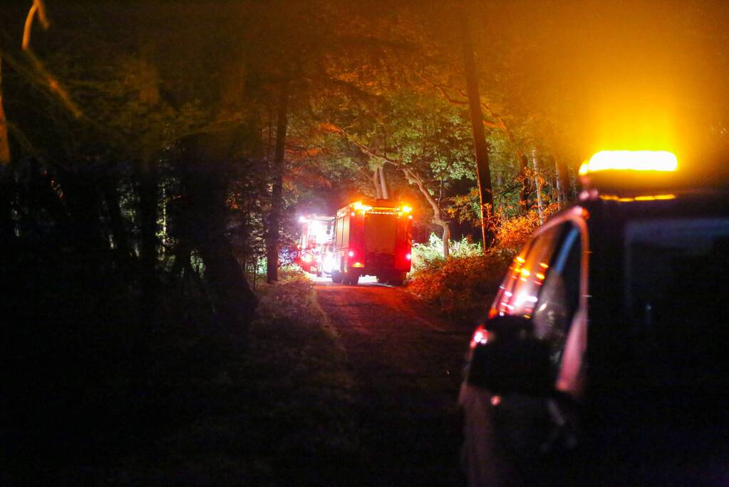 Hulpdiensten onderzoeken vreemde lucht in bosgebied