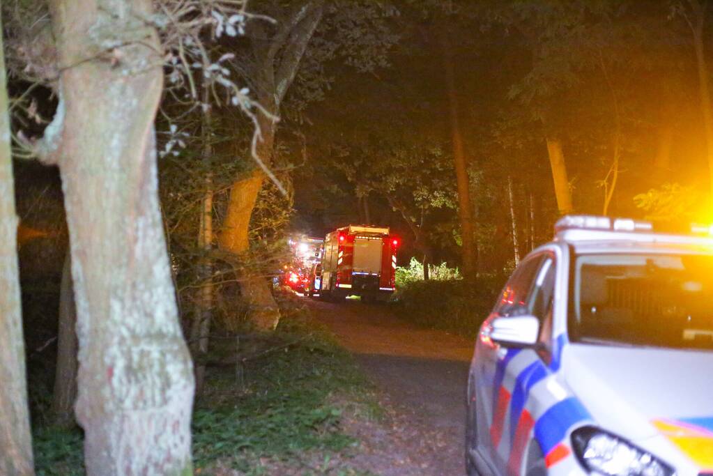 Hulpdiensten onderzoeken vreemde lucht in bosgebied