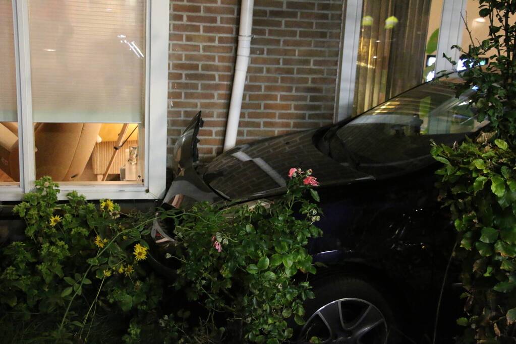Auto komt tot stilstand tegen erker van woning