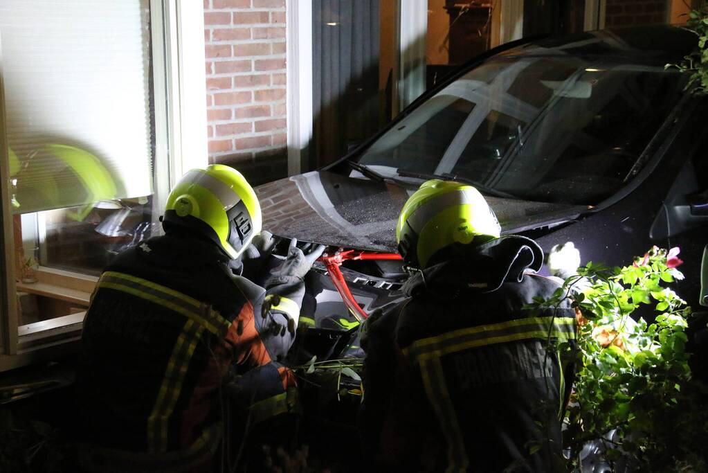 Auto komt tot stilstand tegen erker van woning