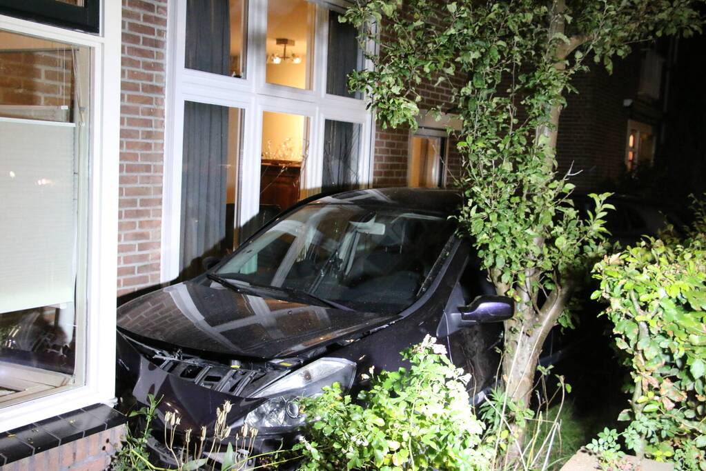 Auto komt tot stilstand tegen erker van woning
