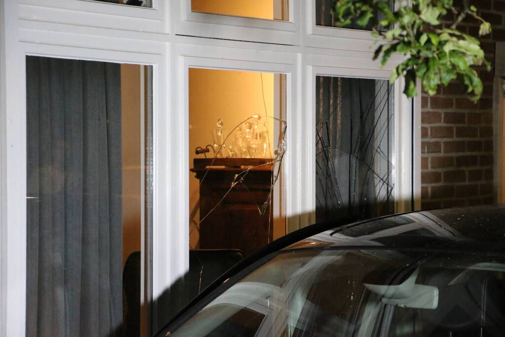 Auto komt tot stilstand tegen erker van woning