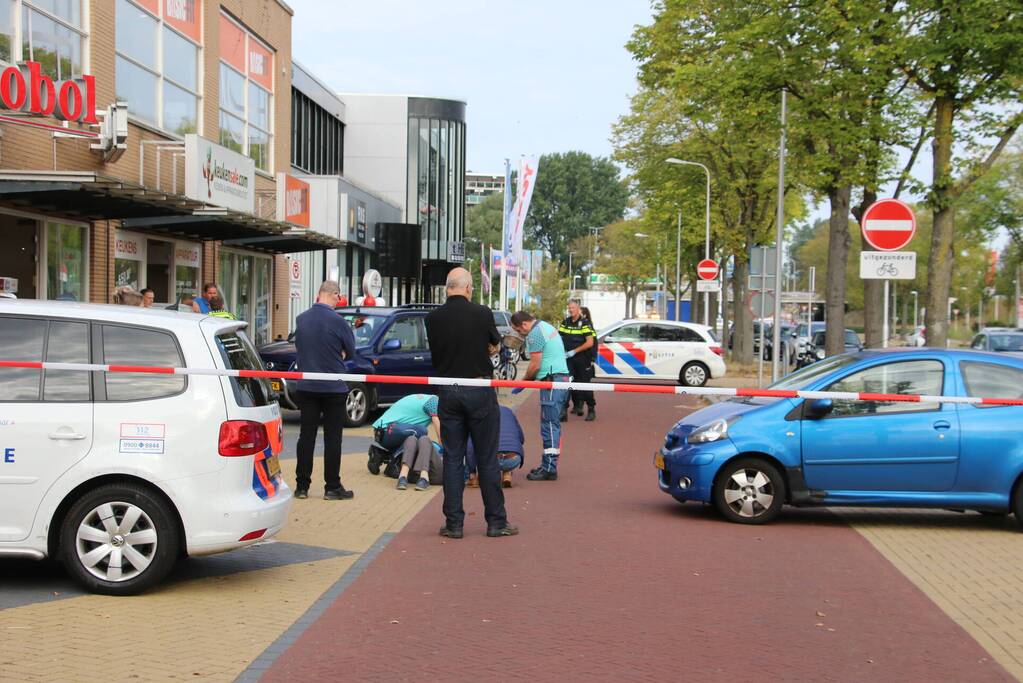 Fietsster gewond bij botsing met personenauto