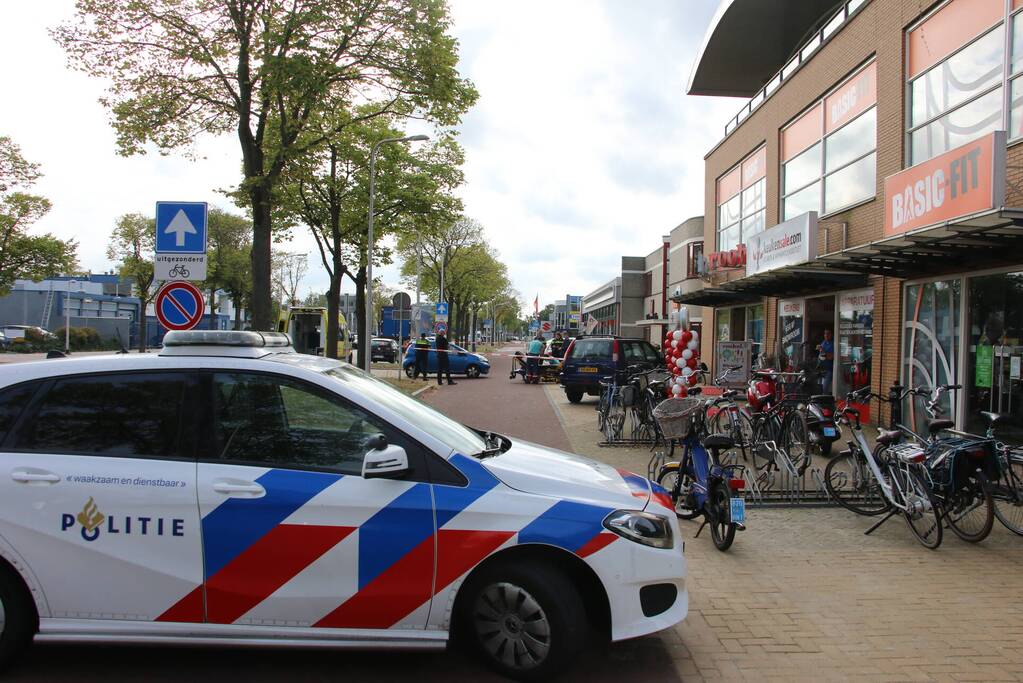 Fietsster gewond bij botsing met personenauto