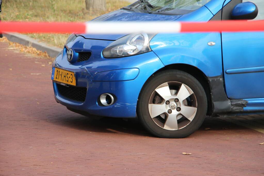 Fietsster gewond bij botsing met personenauto