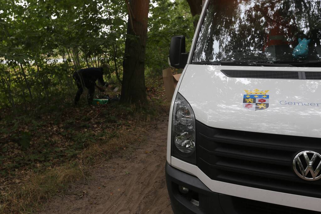 Afval gedumpt langs de weg