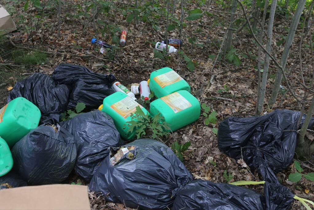 Afval gedumpt langs de weg