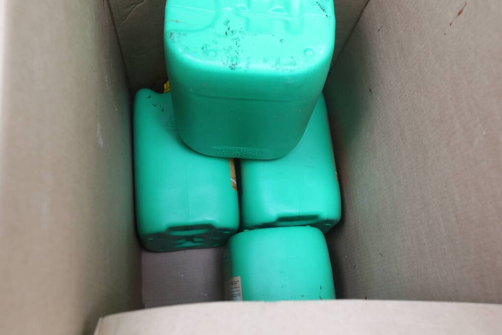 Afval gedumpt langs de weg