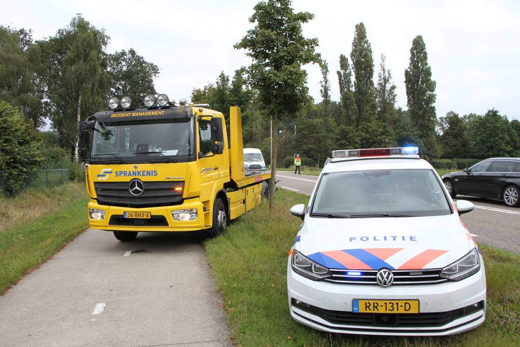 Bestelbus botst achterop personenauto