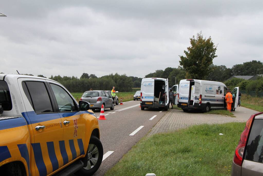 Bestelbus botst achterop personenauto