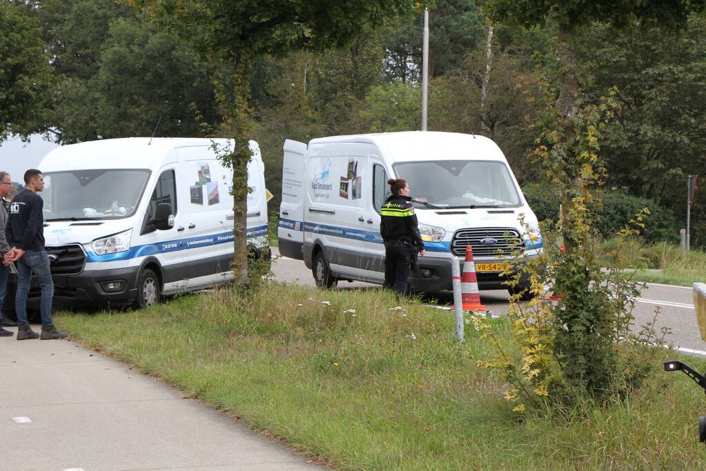 Bestelbus botst achterop personenauto