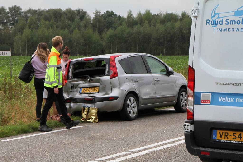 Bestelbus botst achterop personenauto