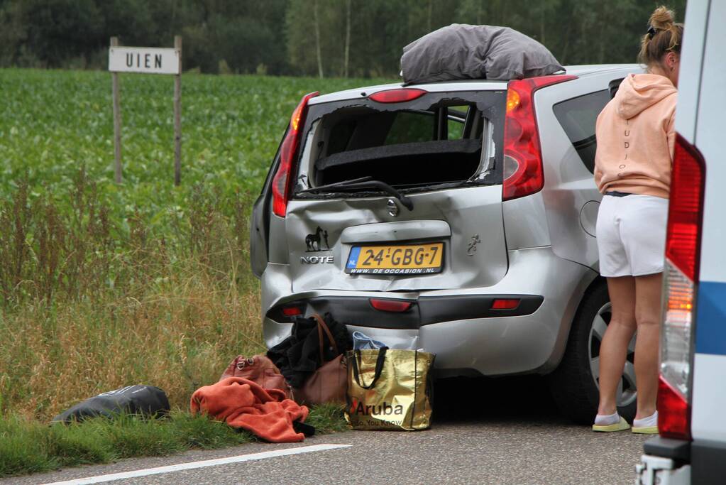 Bestelbus botst achterop personenauto