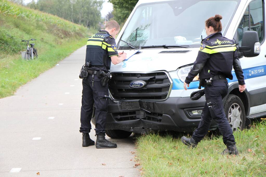 Bestelbus botst achterop personenauto