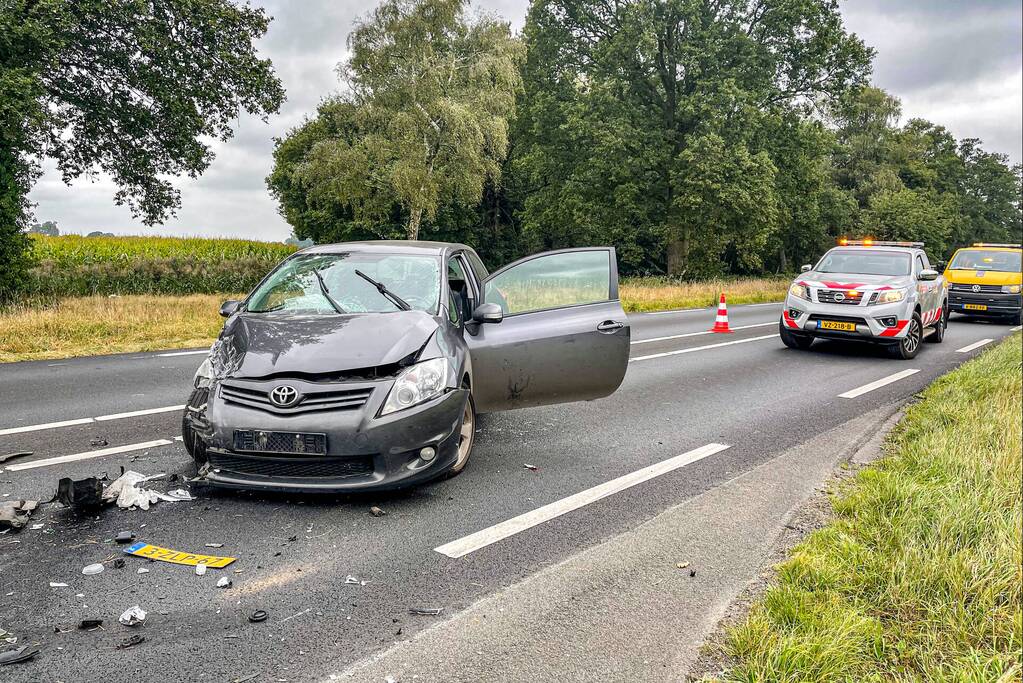 Kerende automobilist zorgt voor forse aanrijding