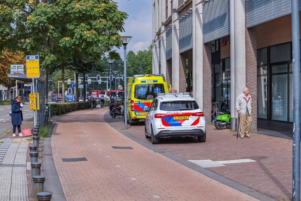 Scooterrijder en fietser botsen op fietspad