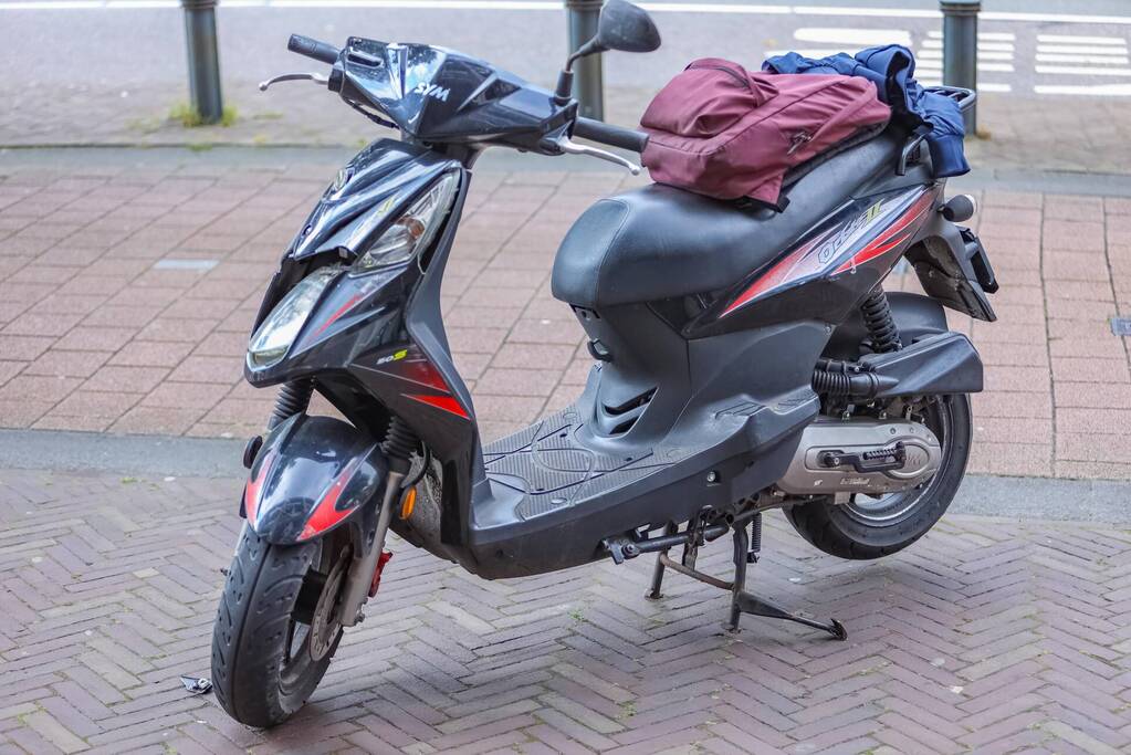 Scooterrijder en fietser botsen op fietspad