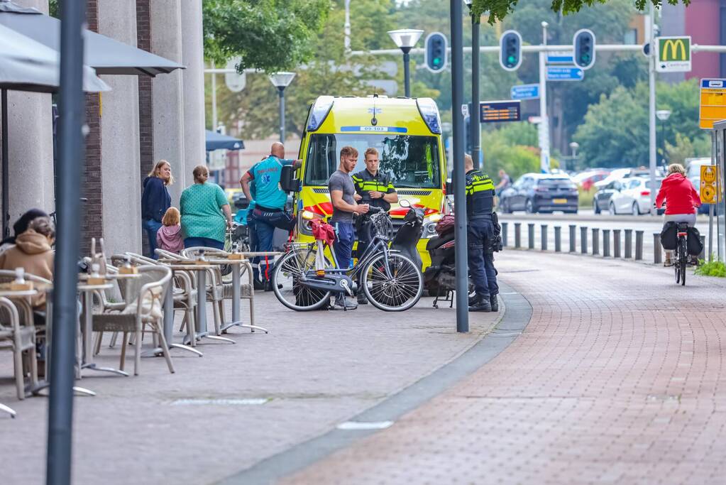 Scooterrijder en fietser botsen op fietspad