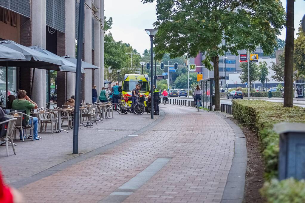 Scooterrijder en fietser botsen op fietspad