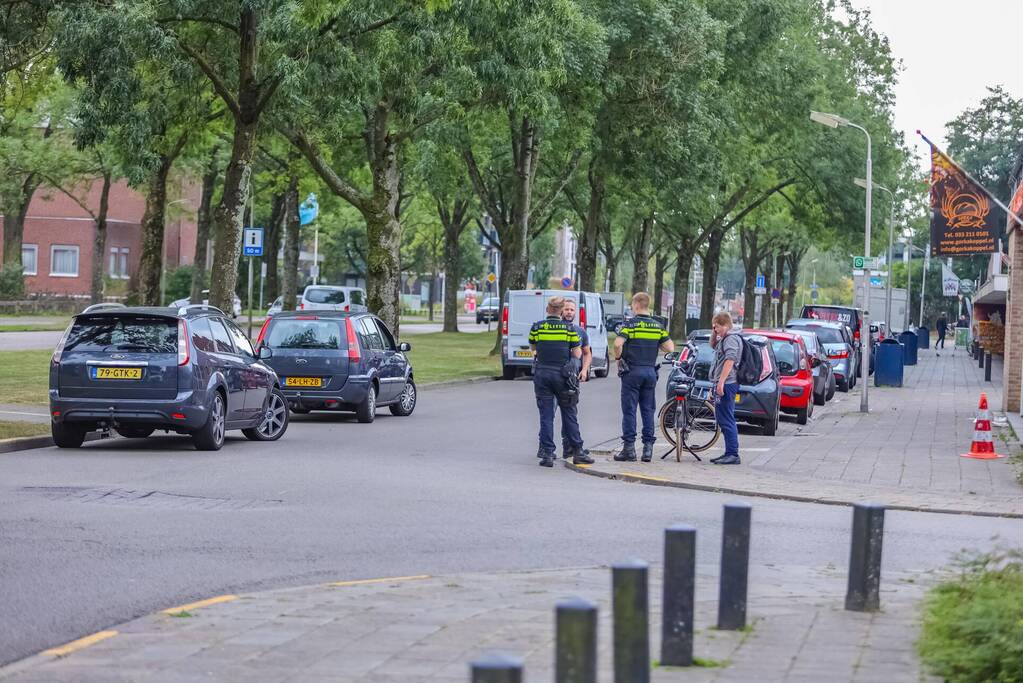 Personenauto botst op e-biker