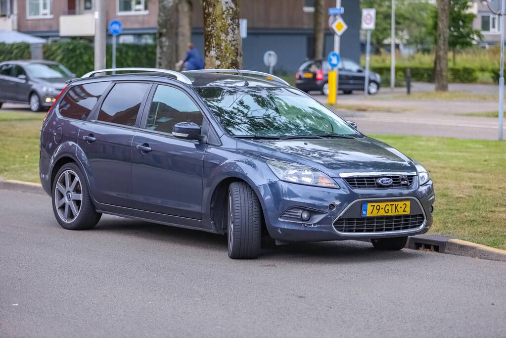 Personenauto botst op e-biker
